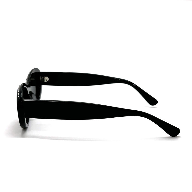 L'acétate est utilisé pour la fabrication de lunettes de soleil de papillon classique pour femmes.